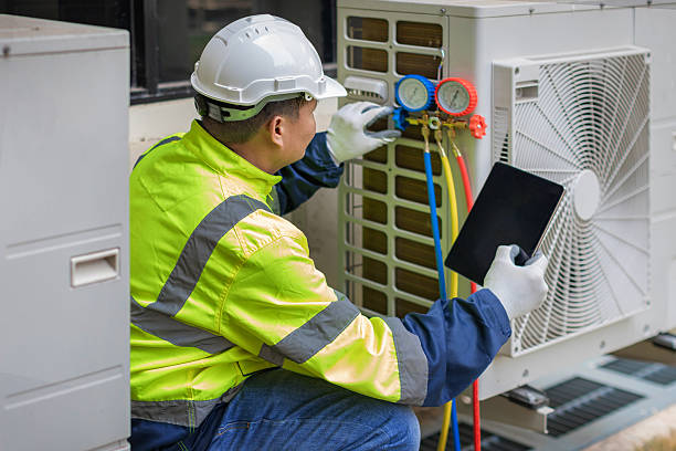 Professional Hvac technician working in Washington, IA